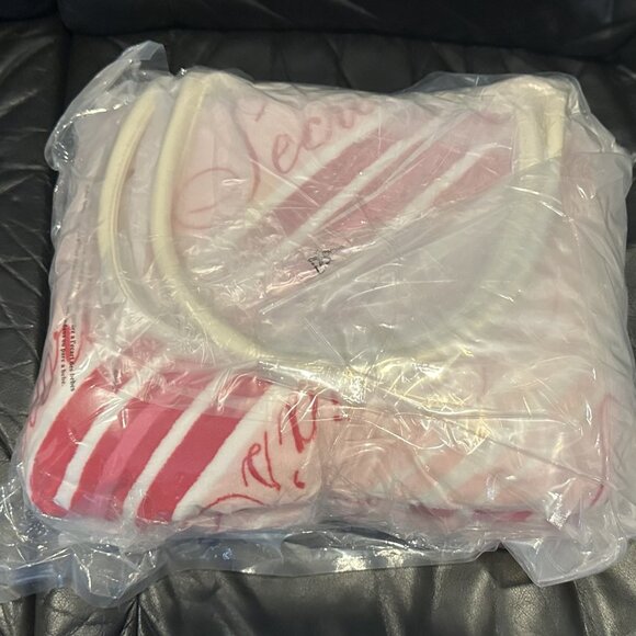 NWT Victoria's Secret Fleece Blanket & Faux Fur Tote Duo - Picture 9 of 9